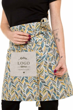Farbige Bistroschürze mit personalisierter Logostickerei