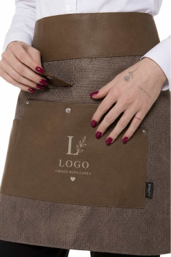 dettaglio ecopelle marrone davanti da lavoro con logo