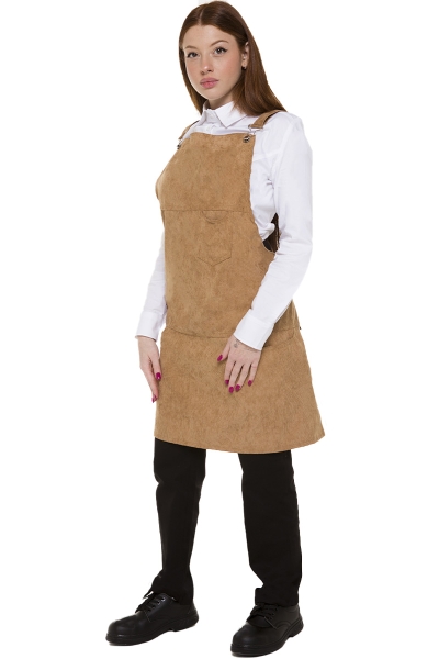 Tablier salopette beige en velours porté 2