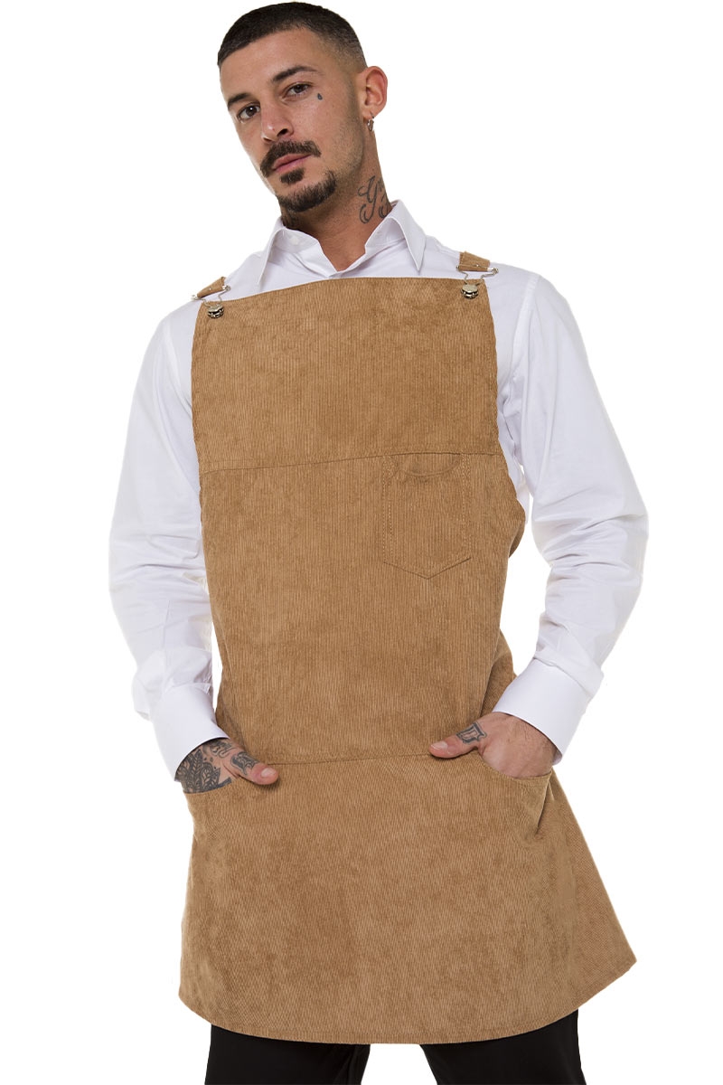 Zwei untere Taschen einer beigen Cordschürze