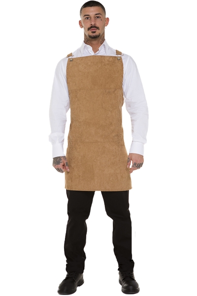 delantal tipo peto de pana beige llevado puesto