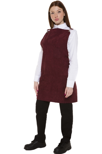 grembiule salopette bordeaux in velluto indossato da donna