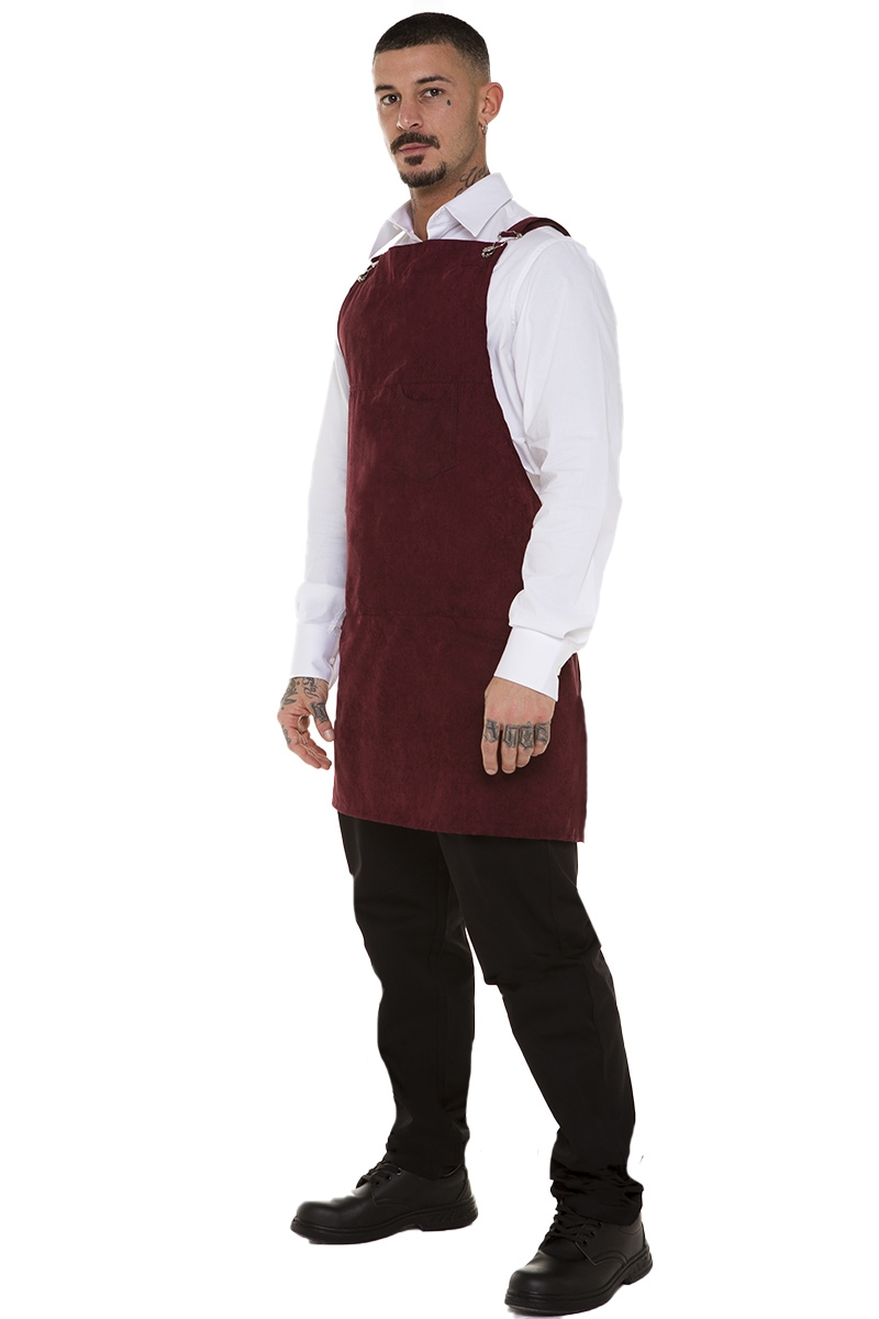 grembiule salopette bordeaux in velluto indossato da uomo