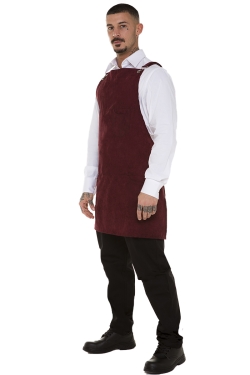 grembiule salopette bordeaux in velluto indossato da uomo