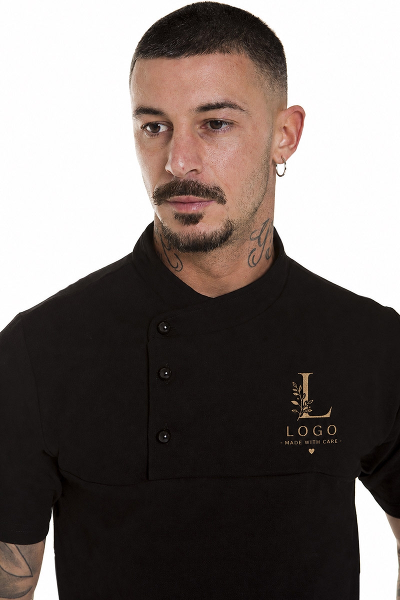 polo professionale nera personalizzata con logo ricamato