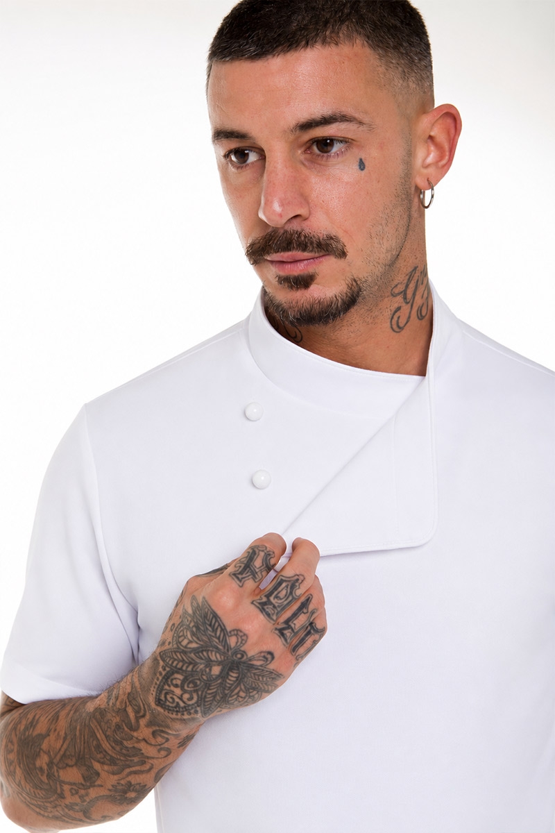 botones blancos tono sobre tono en el polo de chef blanco