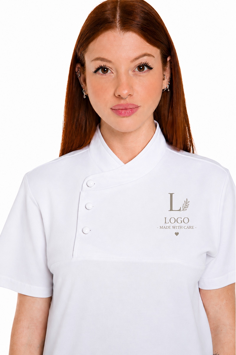 Polo profesional blanco con botones...