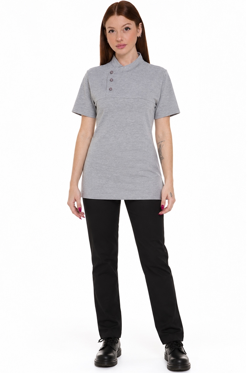 polo profesional gris con botones de chef llevado por una mujer