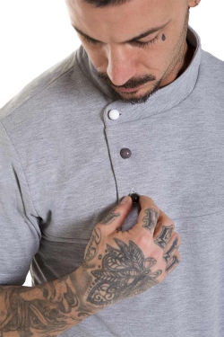 Piquégewebe eines professionellen grauen Polos im Detail