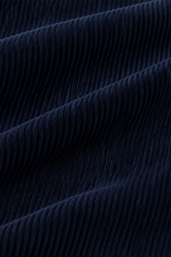 dettaglio tessuto in velluto navy del grembiule